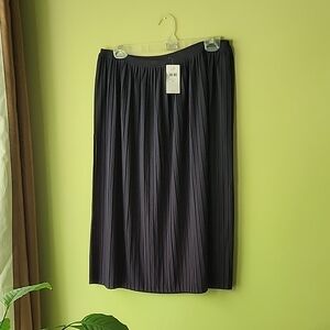 Elegant Black Pleated Skirt Size MEDIUM